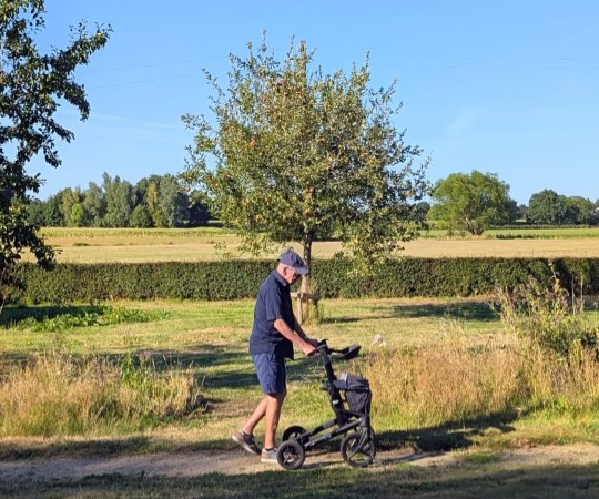 Christiaan aan de wandel over het erf van Het Eshuis