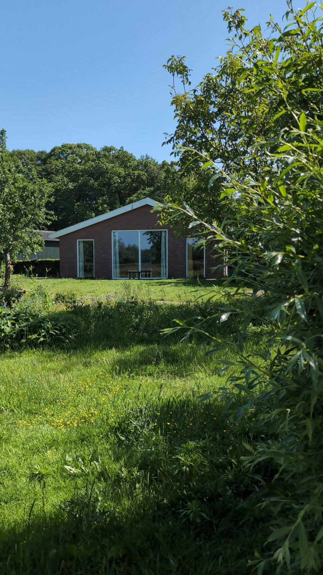 Het gastenverblijf van Het Eshuis gezien vanuit de tuin