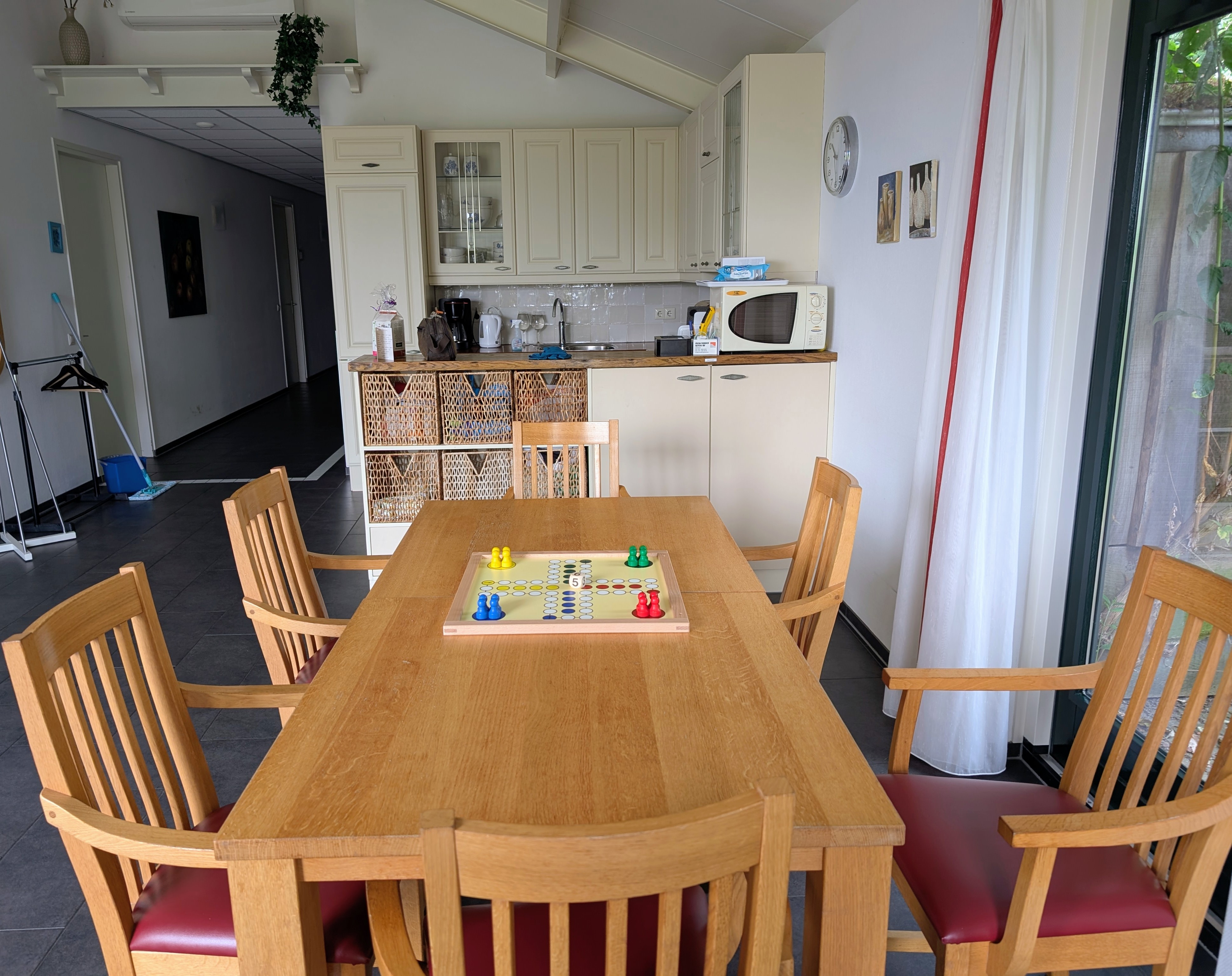 Gezellige leefkeuken en eettafel bij Het Eshuis